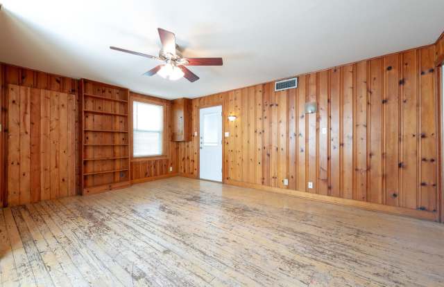 UT PRE-LEASE: 4 bed / 2 bath North Campus Home, Wood Floors, Spacious Rooms, Washer / Dryer, Backyard Gallery 4