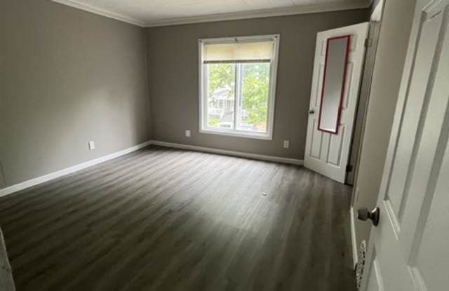 151 Kenwood Avenue - Up Gallery 3