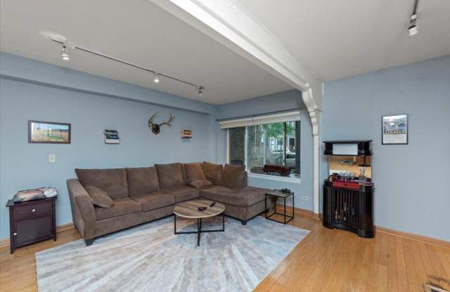 3223 N Kenmore Ave photos photos
