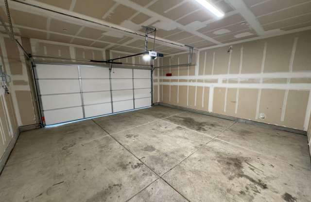 Two-story home in NW Visalia home Available Now! Gallery 4