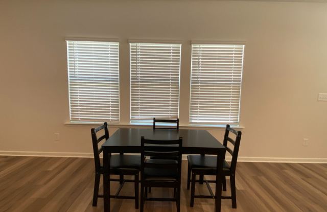 Room in 4 Bedroom Townhome at Planters Trace Ln Gallery 4