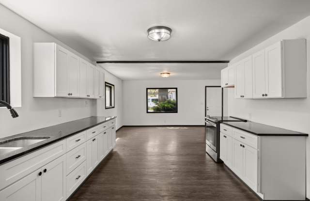 4 Bed 1.5 Bath Davenport Home! Gallery 3