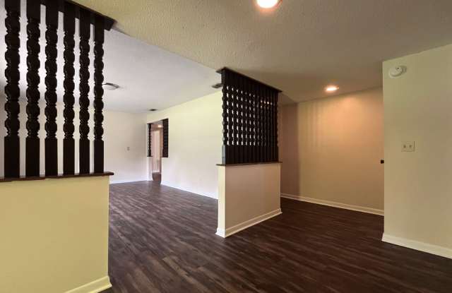 Huge 5 Bedroom, 3 Bathroom House - Just South of Archer Road! Gallery 4