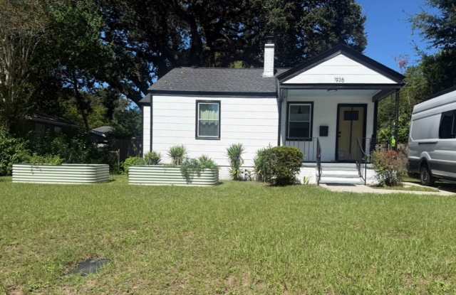 Charming (frunished) 2BR Savannah Bungalow with Fenced Yard Gallery 1