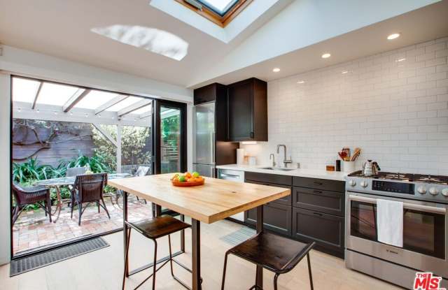 927 1/2 Victoria Ave photos photos