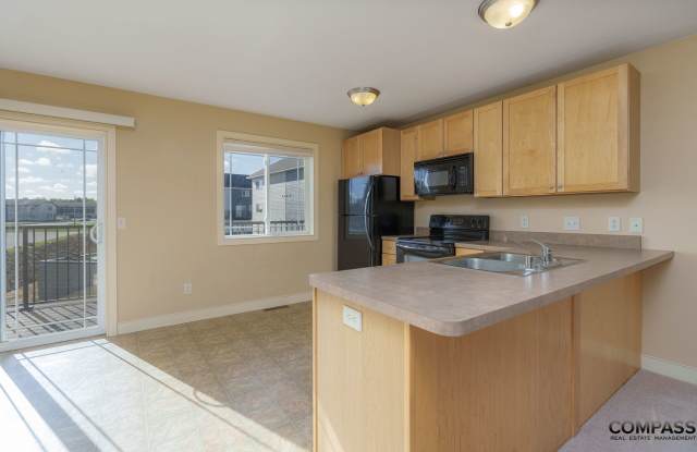 TOWNHOME CONVENIENTLY LOCATED WITH IN-UNIT LAUNDRY - LEASING SPECIALS APPLY! Gallery 3