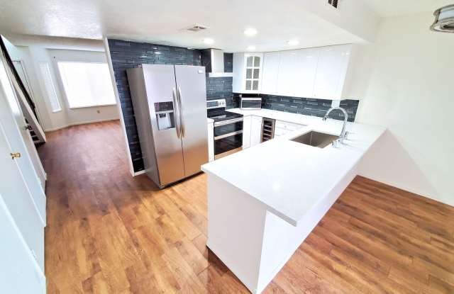 Spacious Townhome in Desirable Cypress Glen Community - Available June 2025 Gallery 4