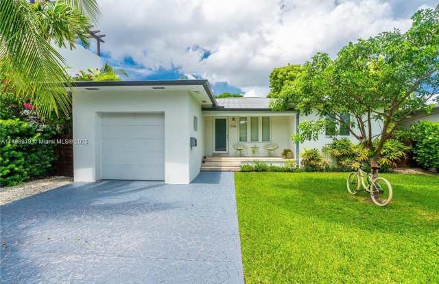 1749 Bay Dr photos photos