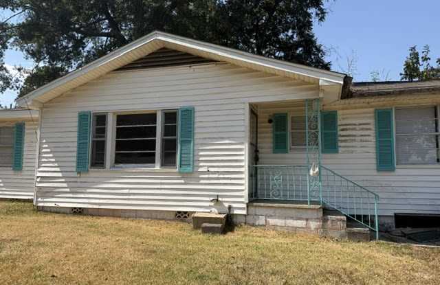 117 South Pecan Street Gallery 1