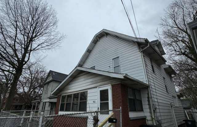 5 Bed / 1.5 Bath Sunroom  Spacious Layout - 466 Woodland Avenue, Akron, OH 44302