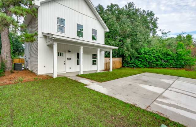 Pre-Leasing for the 27-28 School Year! Unbeatable Location Gallery 4
