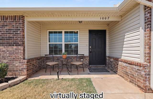 Adorable Cozy Home in Mustang Gallery 3