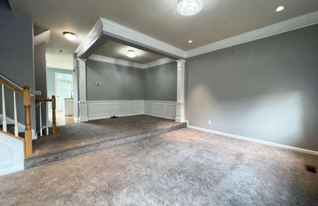 22464 MAISON CARREE Square Gallery 3