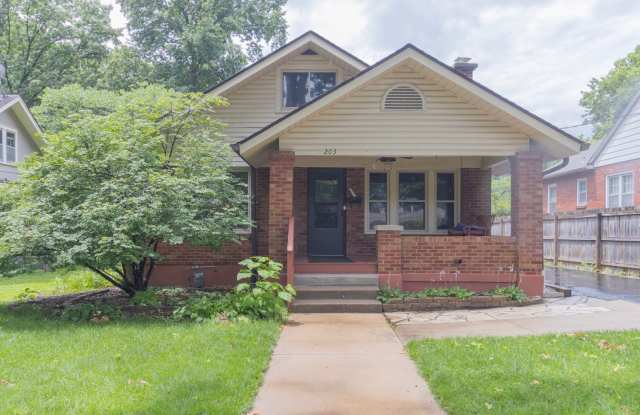 Spacious 4BR Bungalow: Historic Old Southwest w/ Screened Porch & Car Port photos photos