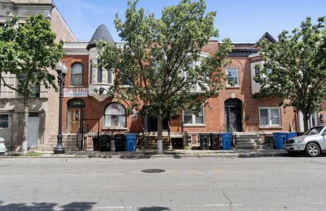 2340 W Taylor Street - 2340 West Taylor Street, Chicago, IL 60612