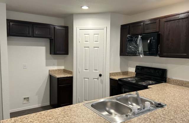 DESERT SKY TOWNHOME WITH POOL! Gallery 3