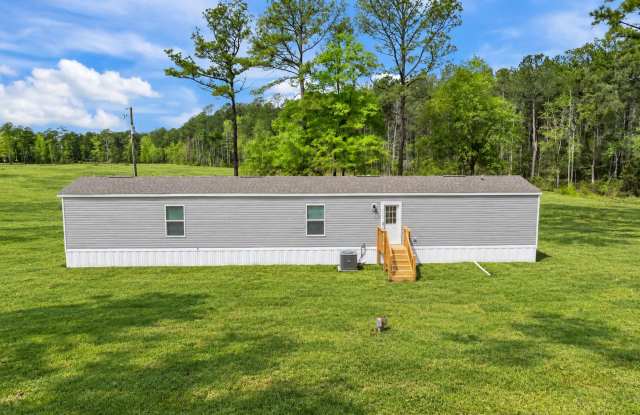 Peaceful 3 Bedroom Rental Home on 1 Acre – Lawn Care Included Gallery 4
