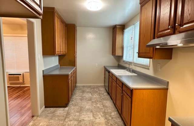 Lakewood 2 bed 1 bath House - Wood Flooring - 2 Car Gar - Gorgeous!!! Gallery 4