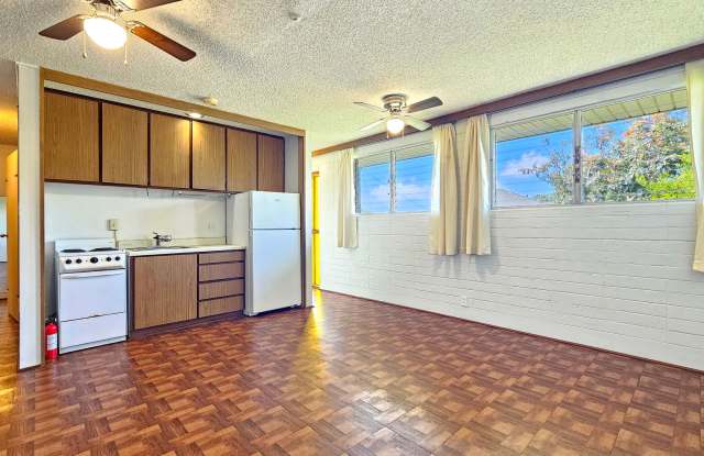 Mānoa 3-Bedroom with Electric, Water & Sewer INCLUDED — College Hills Gallery 3