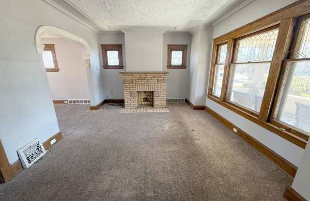 4 BED 1 BATH SINGLE FAMILY HOME IN CLEVELAND! photos photos