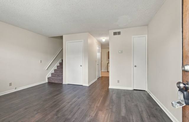 Awesome 2-bedroom, 1.5-bathroom duplex in charming Donelson! Gallery 4