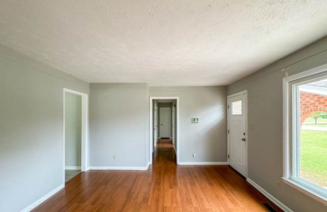 Charming 3 Bed 2 Bath Brick Ranch Gallery 4
