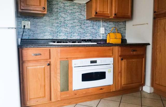 Condo wFREE HEAT in Belmont Cragin! In-unit laundry, hardwoods, more! photos photos