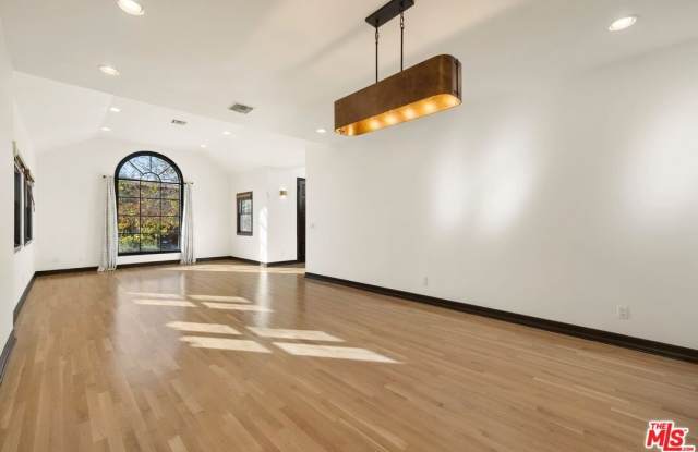 414 N Fuller Ave Gallery 4