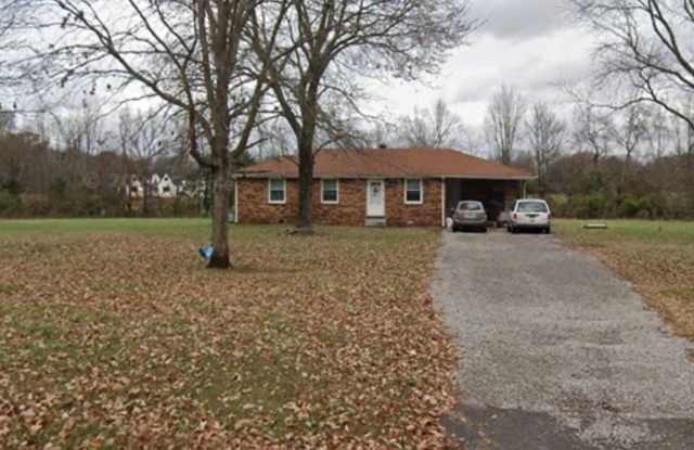 Charming 3 bedroom home outside of town! Big yard! photos photos