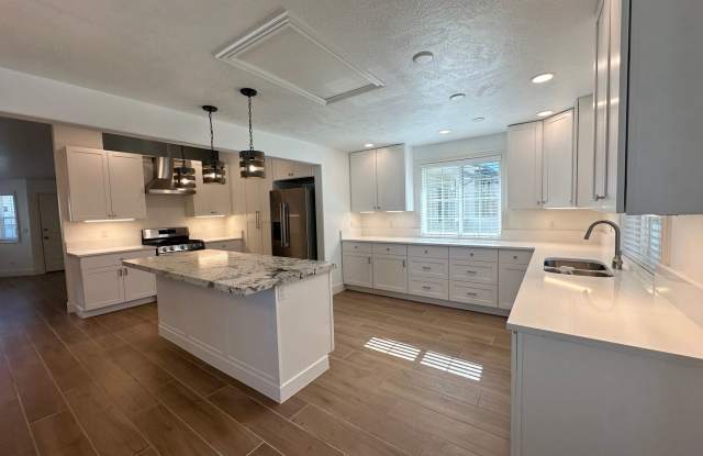 5 Bedrooms, Gorgeous Kitchen & Your Own Fenced Backyard | For Rent Gallery 1