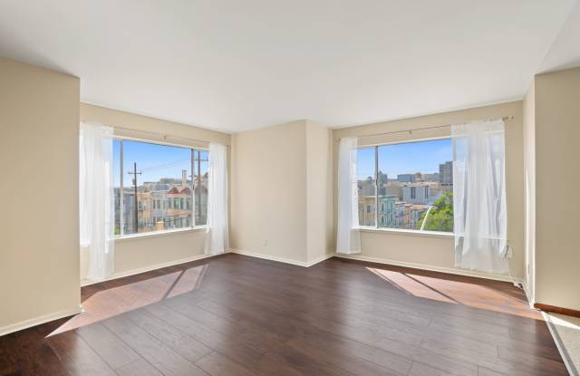 BRIGHT! 2BR/2BA! ON-SITE LAUNDRY! Parking! STUNNING Roof Deck! Elevator! Gallery 1
