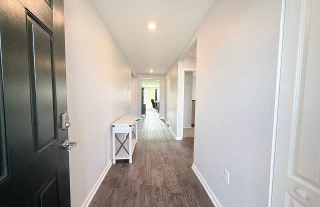 Huge Fenced Yard in a Quiet Cul-de-Sac! Gallery 4