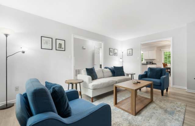 MOVE-IN READY 2be / 2.5ba Duplex Unit B - Great Convenient Location Gallery 3