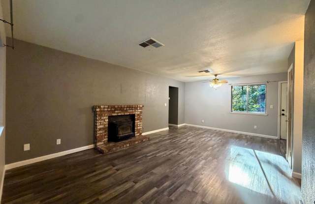 50% Off First Months Rent: Charming 3-Bedroom Mountain Home with Fenced Yard. Gallery 3
