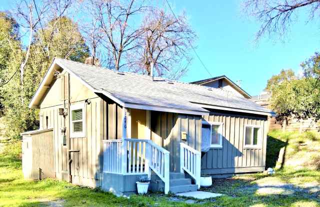 1246 Oak St - 1246 Oak Street, Red Bluff, CA 96080