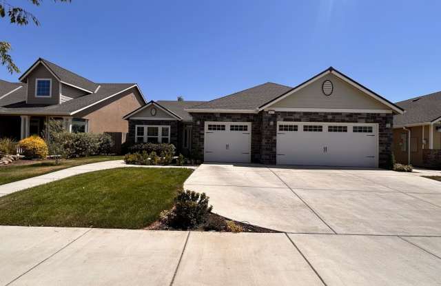 Beautiful home for rent in Visalia with a pool! photos photos