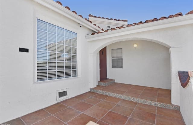 2000 S. Dunsmiur Ave - 2000 South Dunsmuir Avenue, Los Angeles, CA 90016
