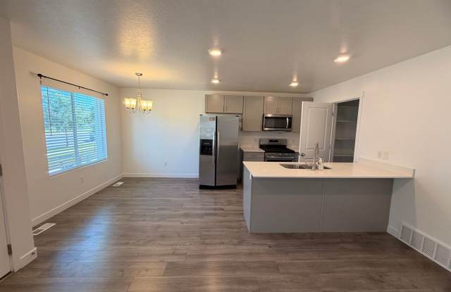Beautiful Newer Townhome for Rent in Payson! Half Off First Month's Rent Move-In Special Gallery 4