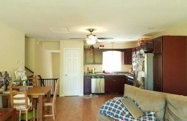 1567 Christie Plaza Gallery 4