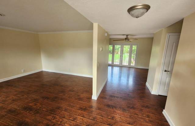 Quite Neighborhood: 3 Bedroom 2 Bath Home Gallery 4
