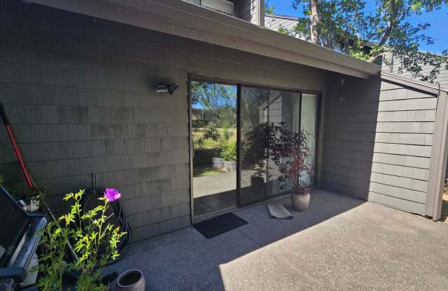 Updated 3BR/2BA Condo in Prime Sebastopol Location! Gallery 4