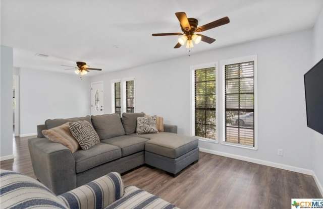Charming 2 BR 1 Bath House in Taylor Gallery 4