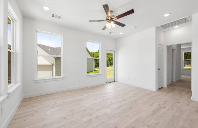 1207 Chestnut Court, Runa - 2Unit # 2 Gallery 2