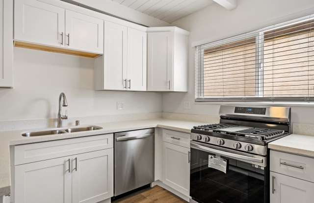 Quiet Comfortable Upstairs 2 Bedroom 1 Bath Located close to Downtown photos photos