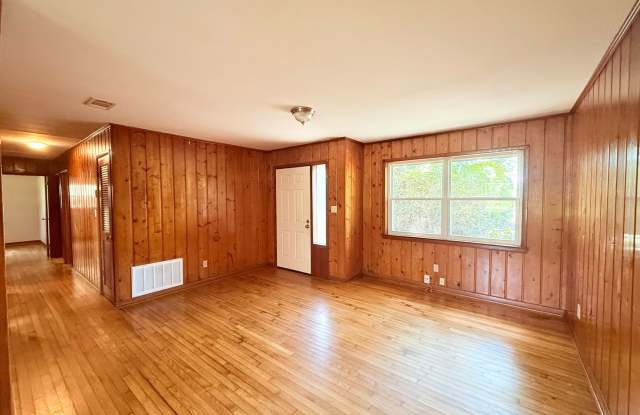 3 Bed/1.5 Bath Home - Backyard Pond Gallery 3