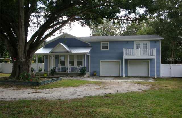 209 GROVE CIRCLE S Gallery 3