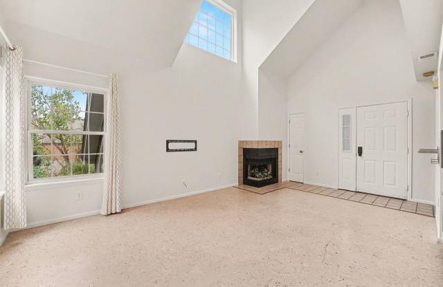 Bright Top-Floor 2 Bed, 2 Bath Condo with Loft & Vaulted Ceilings photos photos Bright Top-Floor 2 Bed, 2 Bath Condo with Loft & Vaulted Ceilings photos photos