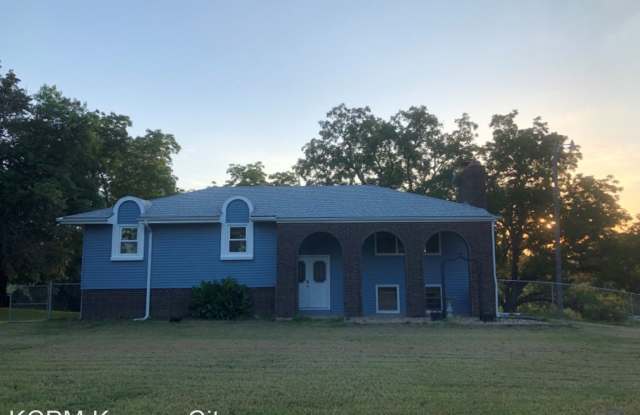 13420 N Robinhood LN - 13420 North Robinhood Lane, Platte County, MO 64164