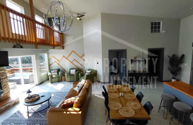 Beautiful 3BR Home with Scenic Views in Forsyth Gallery 3
