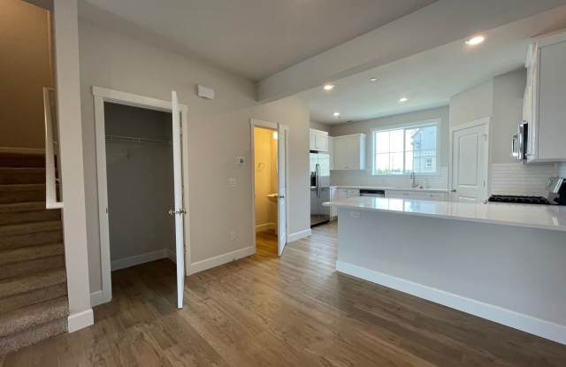 3 Bed 3.5 Bath TownHouse w/ Large Office/Den or additional Suite ~ River Terrace Subdivision! BISD Schools, Mountainside HS, Nike, Intel and More! Gallery 3